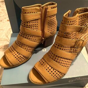 Sandals brand new was never worn